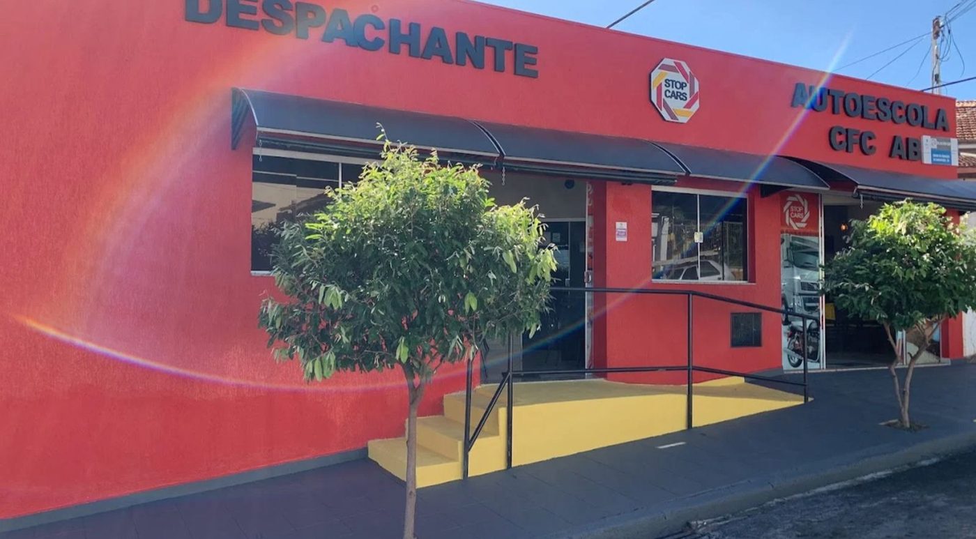 Fachada da Stop Cars Autoescola em Santa Rosa de Viterbo